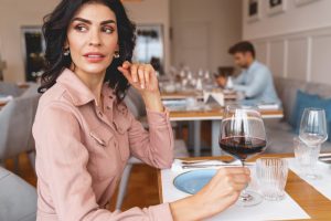 Vinul: Beneficii și riscuri pentru sănătate